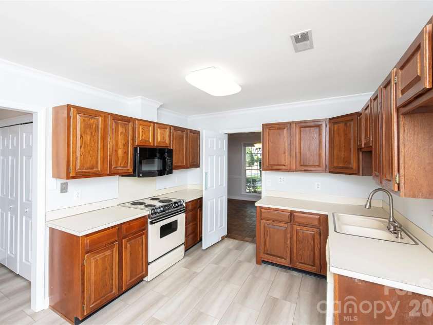 4248 Woodglen Lane, Charlotte, NC 28226.  MLS# CAR4358631, YatesRealty ID 15428. Kitchen