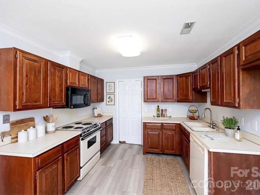 4248 Woodglen Lane, Charlotte, NC 28226.  MLS# CAR4358631, YatesRealty ID 15428. Virtually Staged
