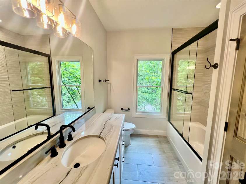 397 Soquili Drive, Brevard, NC 28712.  MLS# CAR4206304, YatesRealty ID 1543. 2nd Full Bath