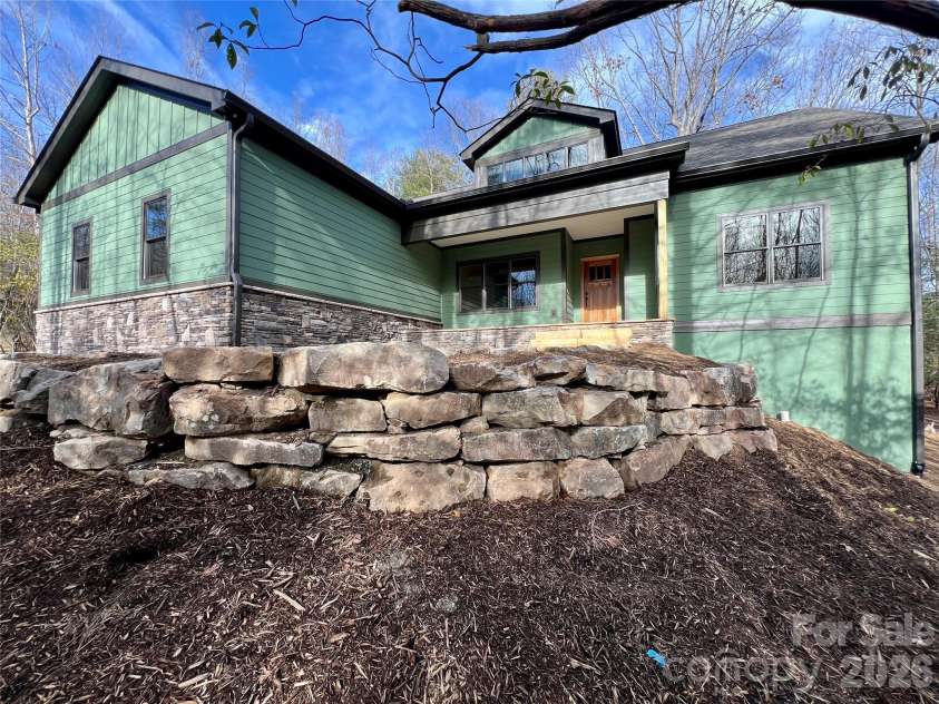 397 Soquili Drive, Brevard, NC 28712.  MLS# CAR4206304, YatesRealty ID 1543. Beautiful Home