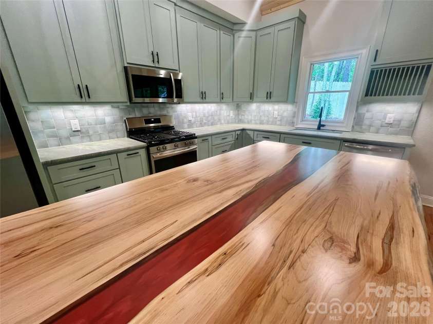 397 Soquili Drive, Brevard, NC 28712.  MLS# CAR4206304, YatesRealty ID 1543. Custom Island Top