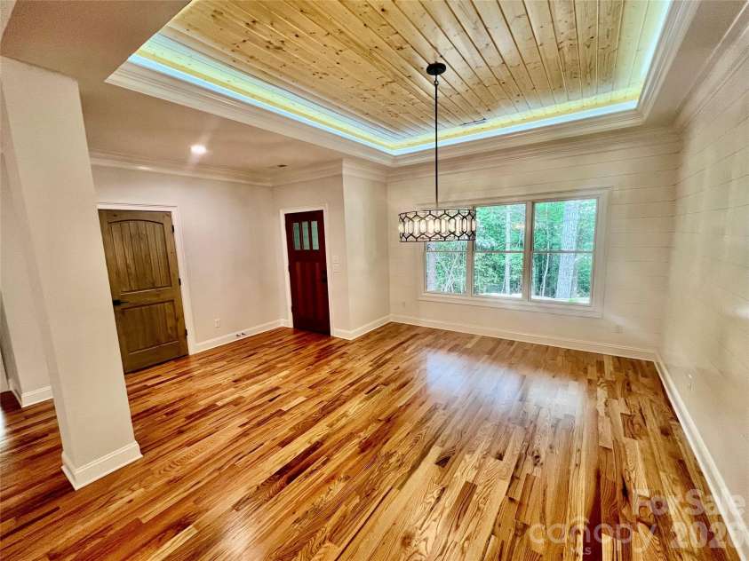 397 Soquili Drive, Brevard, NC 28712.  MLS# CAR4206304, YatesRealty ID 1543. Dinning Room