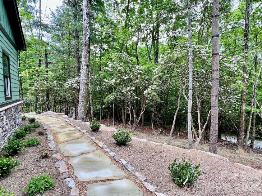 397 Soquili Drive, Brevard, NC 28712.  MLS# CAR4206304, YatesRealty ID 1543. Great Landscaping