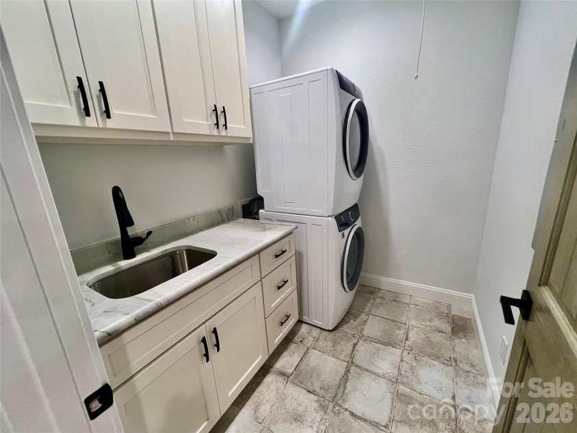397 Soquili Drive, Brevard, NC 28712.  MLS# CAR4206304, YatesRealty ID 1543. Mud/Laundry Room
