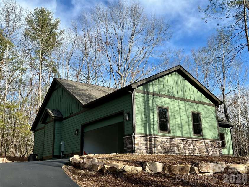 397 Soquili Drive, Brevard, NC 28712.  MLS# CAR4206304, YatesRealty ID 1543. Spacious Garage