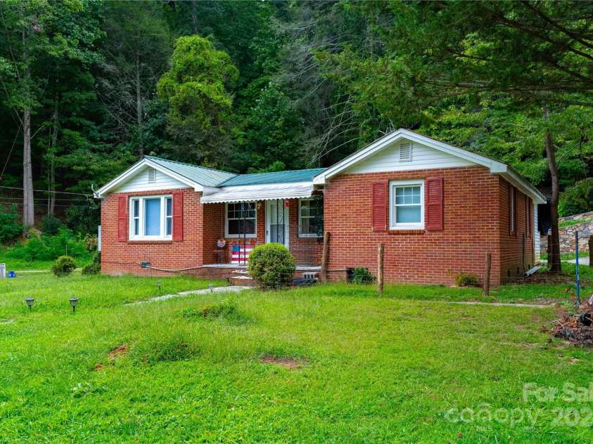 603 Halsbury Avenue, Hendersonville, NC 28791.  MLS# CAR4182028, YatesRealty ID 1543. 