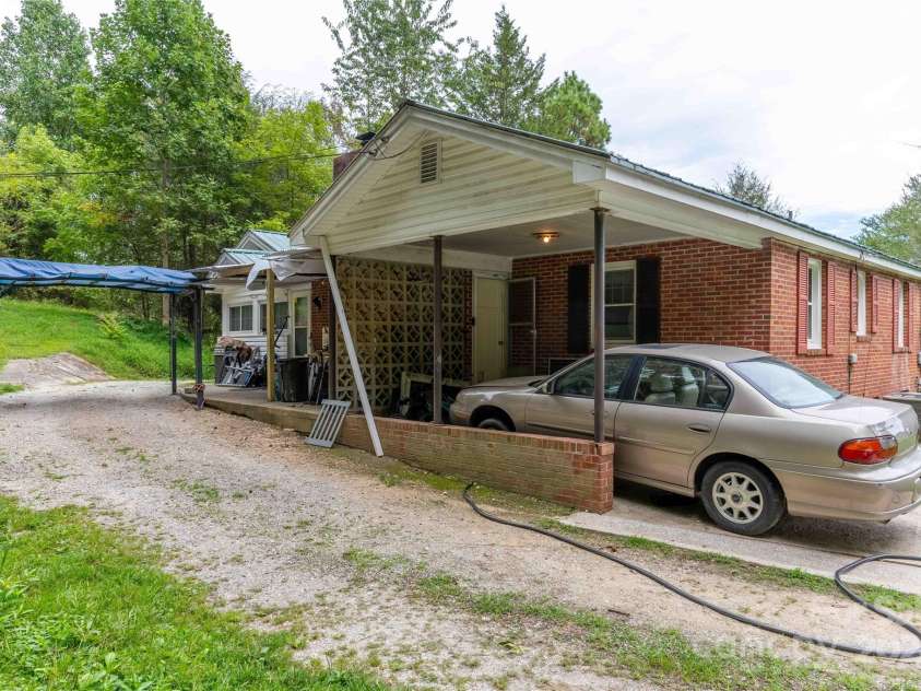 603 Halsbury Avenue, Hendersonville, NC 28791.  MLS# CAR4182028, YatesRealty ID 1543. 