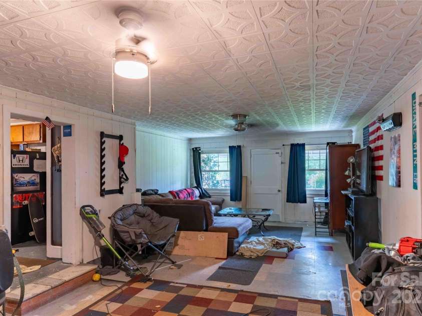 603 Halsbury Avenue, Hendersonville, NC 28791.  MLS# CAR4182028, YatesRealty ID 1543. 