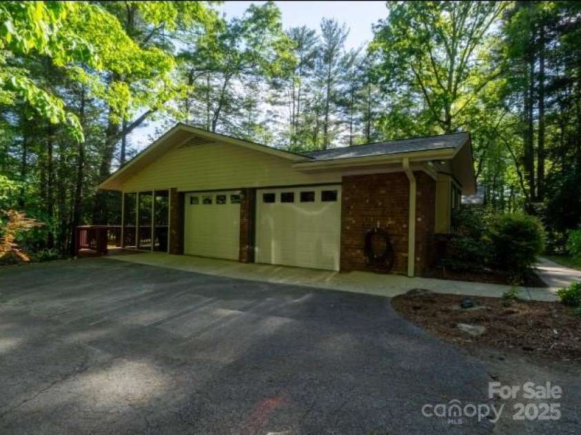 2622 Kanuga Pines Drive, Hendersonville, NC 28739.  MLS# CAR4255806, YatesRealty ID 15434. 