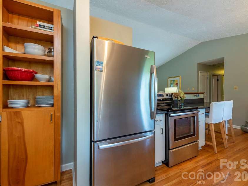 290 Patton Hill Road, Swannanoa, NC 28778.  MLS# CAR4362510, YatesRealty ID 15436. 
