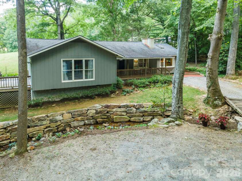 290 Patton Hill Road, Swannanoa, NC 28778.  MLS# CAR4362510, YatesRealty ID 15436. 