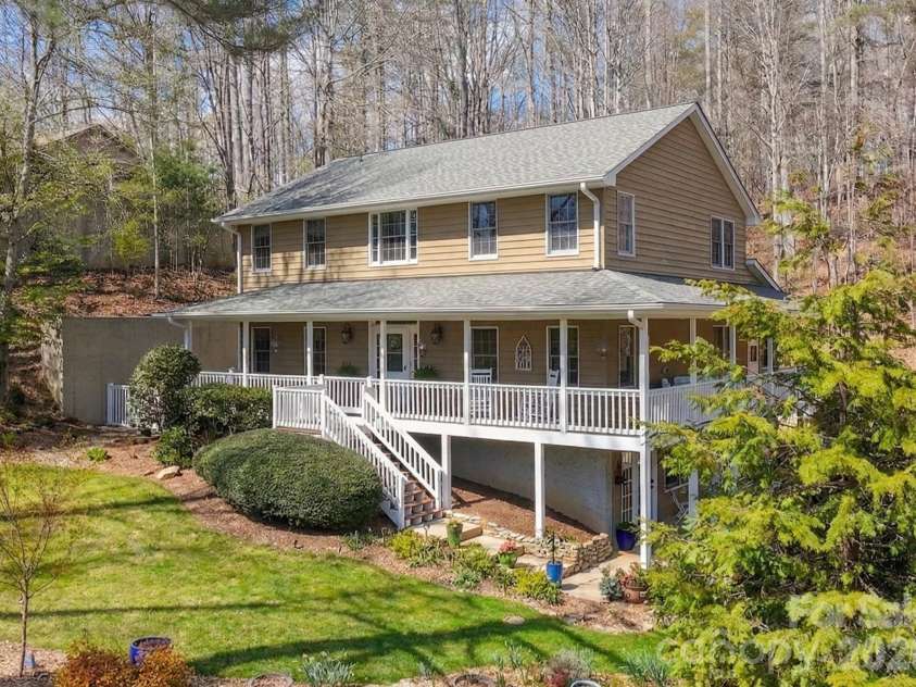 94 Squirrel Trail, Hendersonville, NC 28791.  MLS# CAR4362802, YatesRealty ID 15439. 