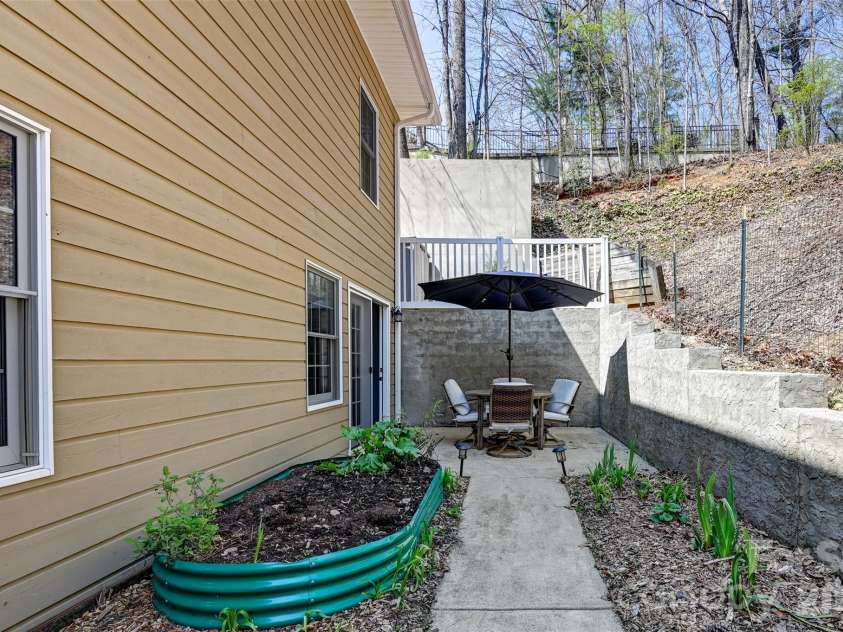 94 Squirrel Trail, Hendersonville, NC 28791.  MLS# CAR4362802, YatesRealty ID 15439. 