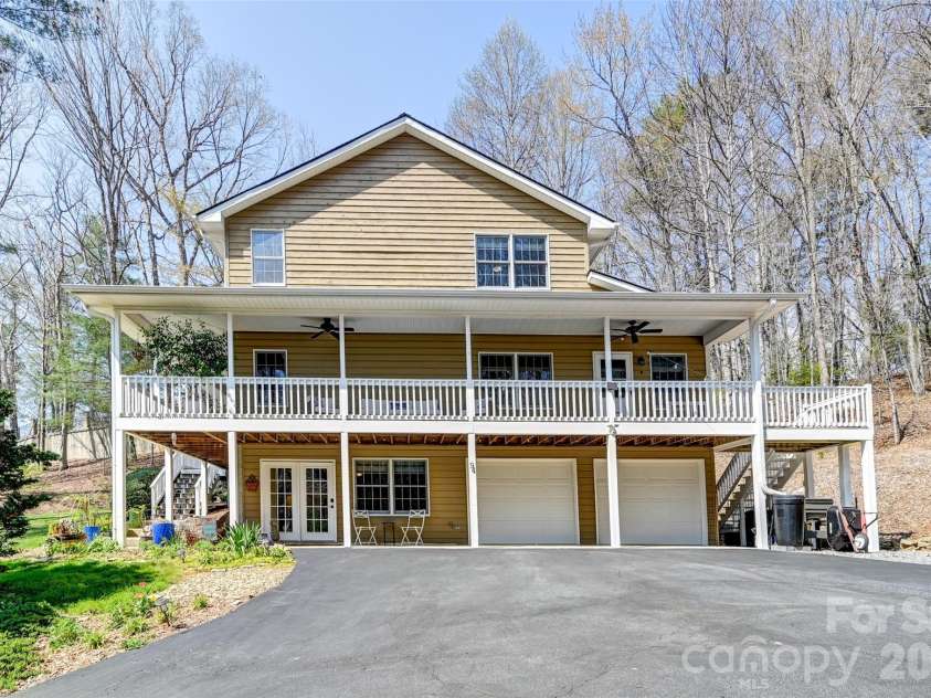 94 Squirrel Trail, Hendersonville, NC 28791.  MLS# CAR4362802, YatesRealty ID 15439. 