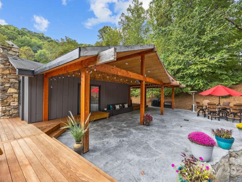 263 Morgan Branch Road, Leicester, NC 28748.  MLS# CAR4316347, YatesRealty ID 1544. 