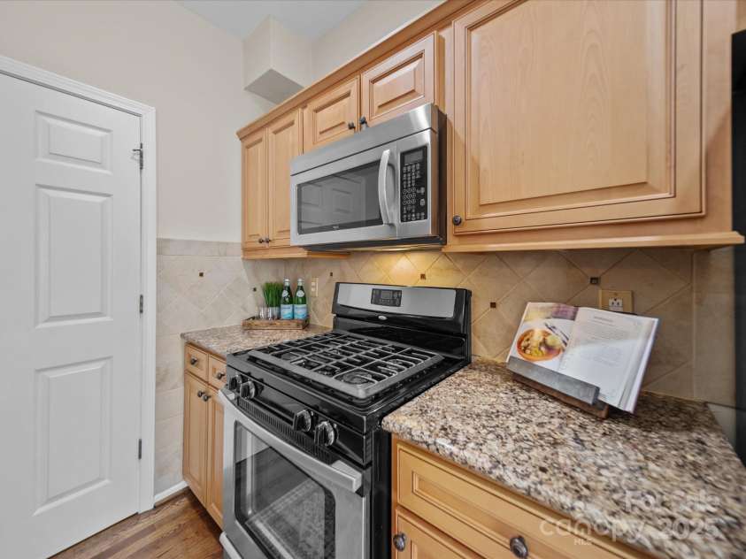 18758 Silver Quay Drive, Cornelius, NC 28031.  MLS# CAR4238668, YatesRealty ID 15441. Gas Stove in Kitchen