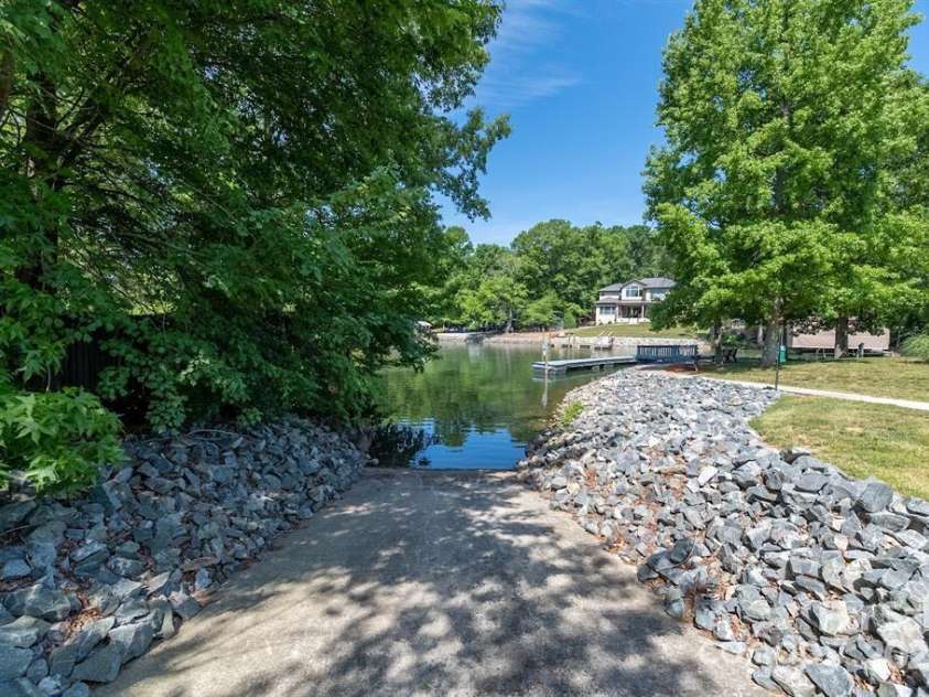 18758 Silver Quay Drive, Cornelius, NC 28031.  MLS# CAR4238668, YatesRealty ID 15441. Paddle Board Launch