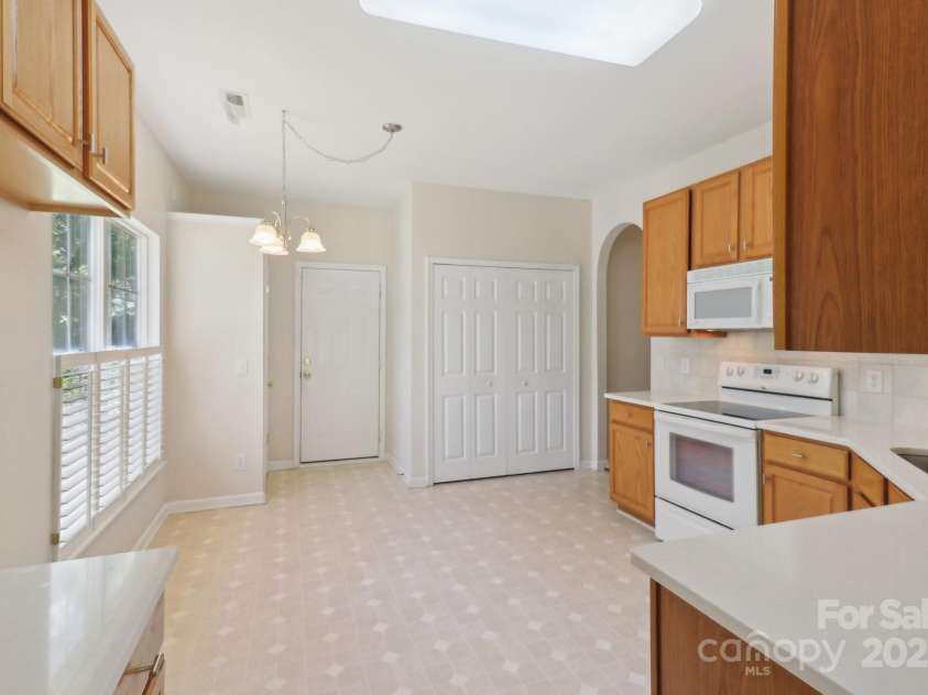 6724 Long Nook Lane, Indian Trail, NC 28079.  MLS# CAR4252483, YatesRealty ID 15442. New Quartz Countertops & Fixtures