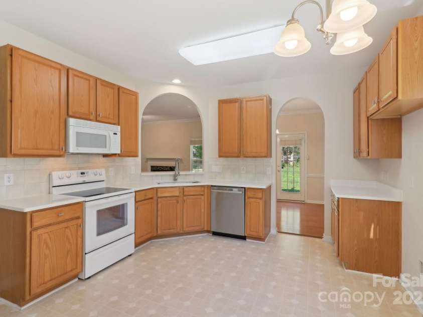 6724 Long Nook Lane, Indian Trail, NC 28079.  MLS# CAR4252483, YatesRealty ID 15442. New Quartz Countertops & Fixtures
