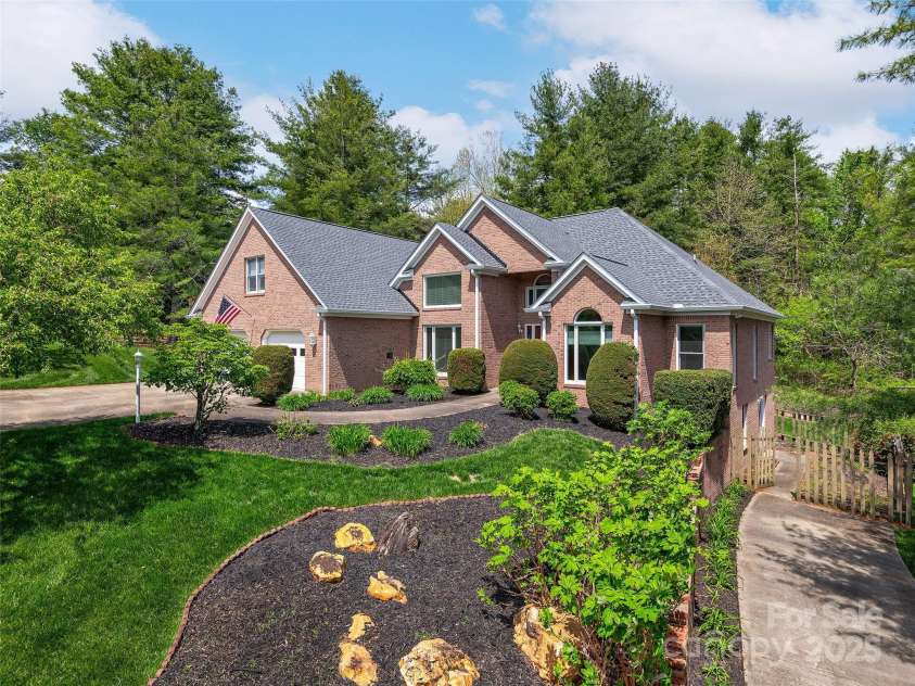 907 Rickel Drive, Hendersonville, NC 28739.  MLS# CAR4246281, YatesRealty ID 15443. 