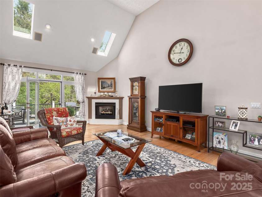 907 Rickel Drive, Hendersonville, NC 28739.  MLS# CAR4246281, YatesRealty ID 15443. 