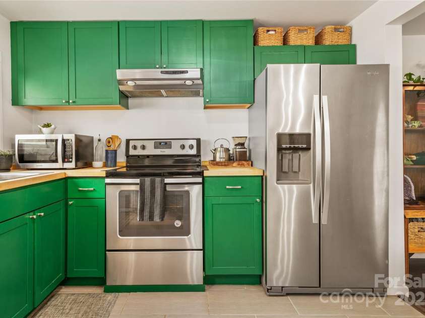 5 Shadowlawn Drive, Asheville, NC 28806.  MLS# CAR4216779, YatesRealty ID 15444. 