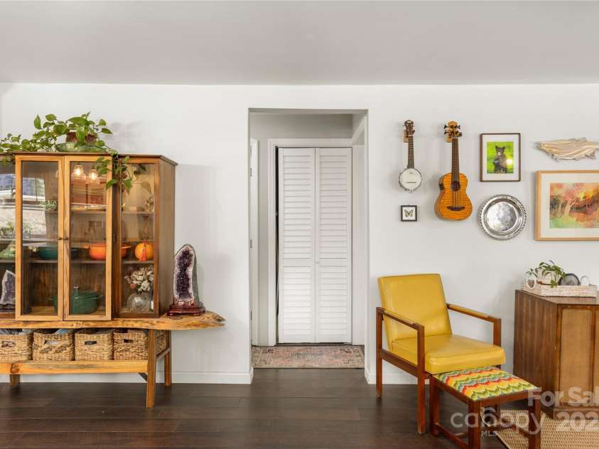 5 Shadowlawn Drive, Asheville, NC 28806.  MLS# CAR4216779, YatesRealty ID 15444. 
