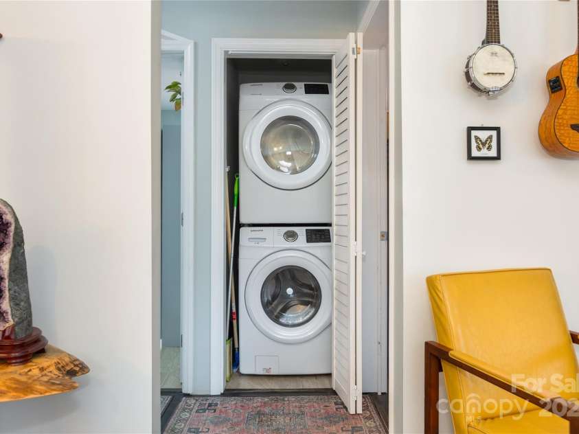 5 Shadowlawn Drive, Asheville, NC 28806.  MLS# CAR4216779, YatesRealty ID 15444. 