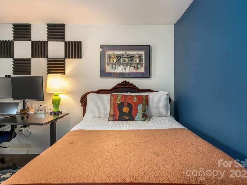 5 Shadowlawn Drive, Asheville, NC 28806.  MLS# CAR4216779, YatesRealty ID 15444. 