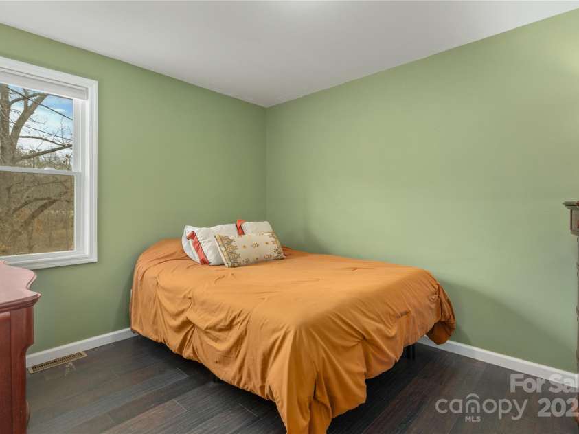 5 Shadowlawn Drive, Asheville, NC 28806.  MLS# CAR4216779, YatesRealty ID 15444. 