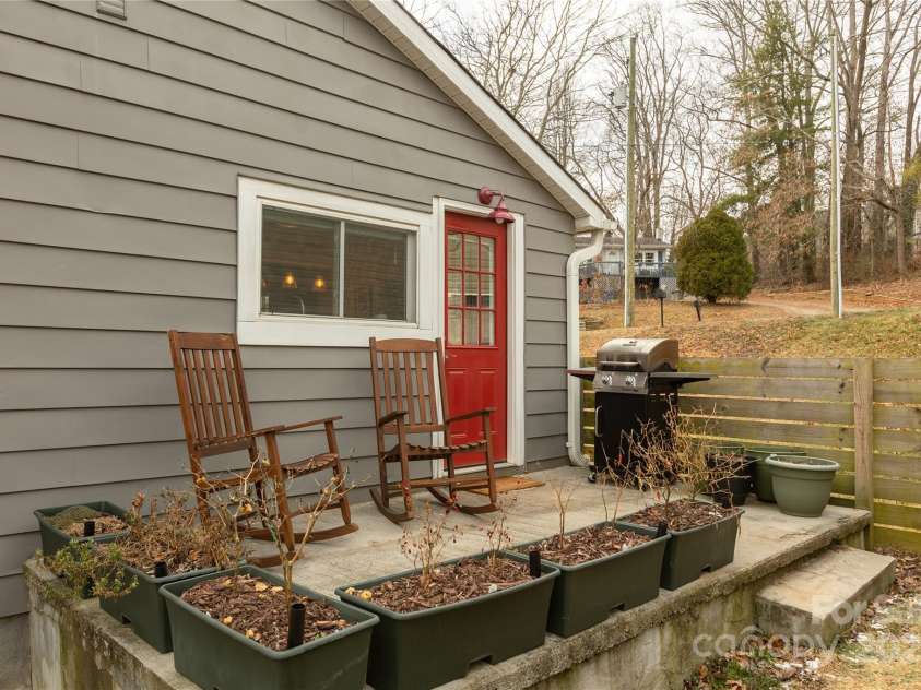 5 Shadowlawn Drive, Asheville, NC 28806.  MLS# CAR4216779, YatesRealty ID 15444. 