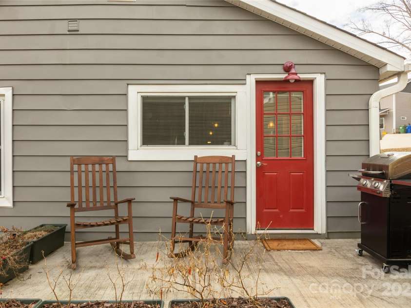 5 Shadowlawn Drive, Asheville, NC 28806.  MLS# CAR4216779, YatesRealty ID 15444. 