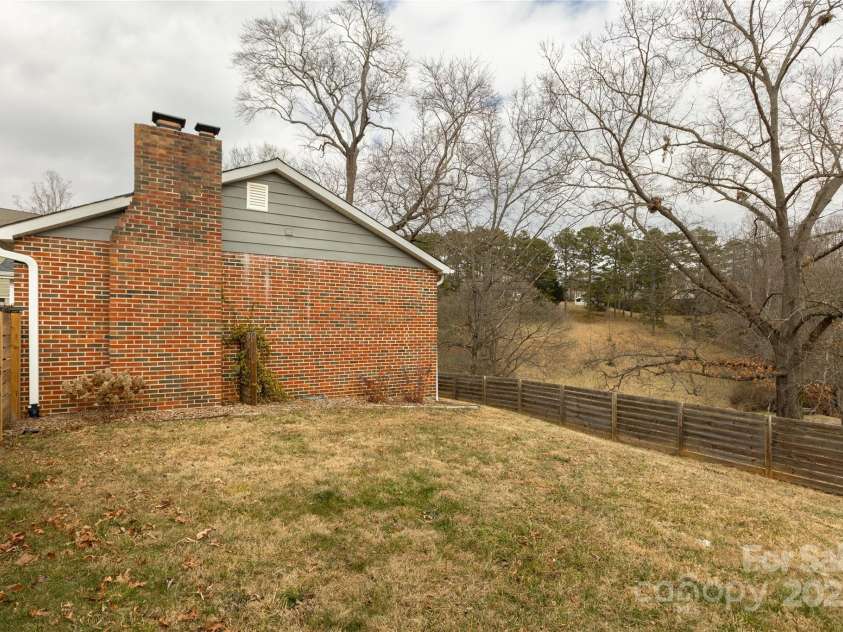 5 Shadowlawn Drive, Asheville, NC 28806.  MLS# CAR4216779, YatesRealty ID 15444. 