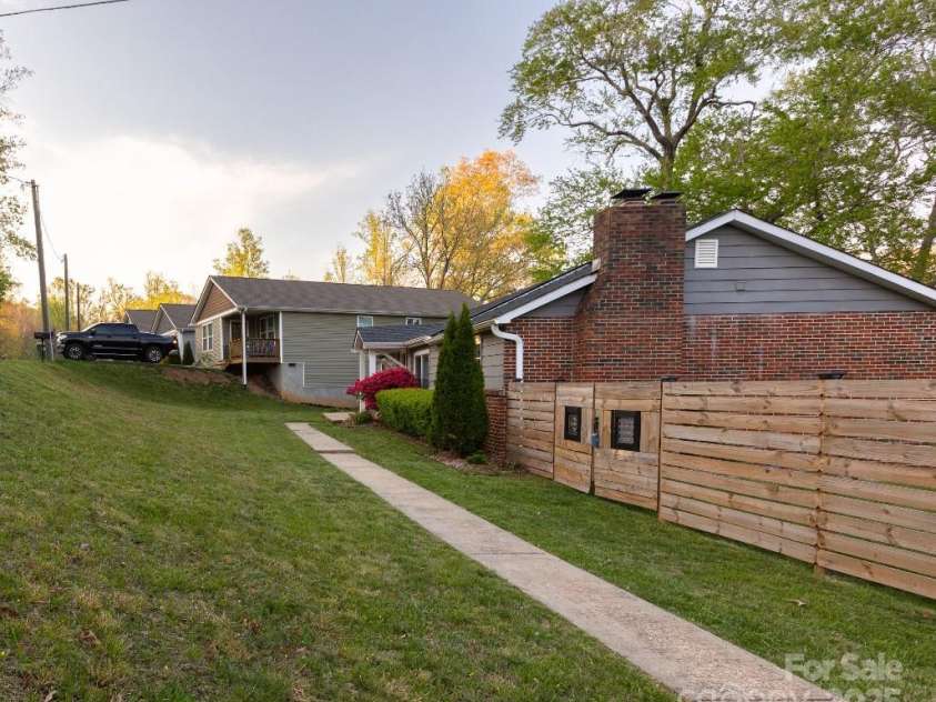 5 Shadowlawn Drive, Asheville, NC 28806.  MLS# CAR4216779, YatesRealty ID 15444. 