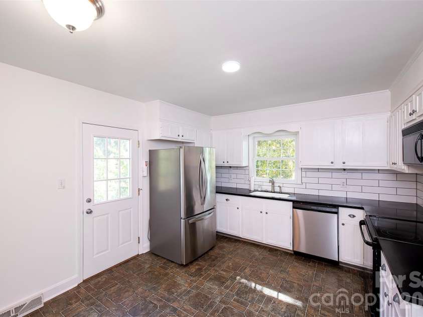 6629 Knightswood Drive, Charlotte, NC 28226.  MLS# CAR4366141, YatesRealty ID 15444. 