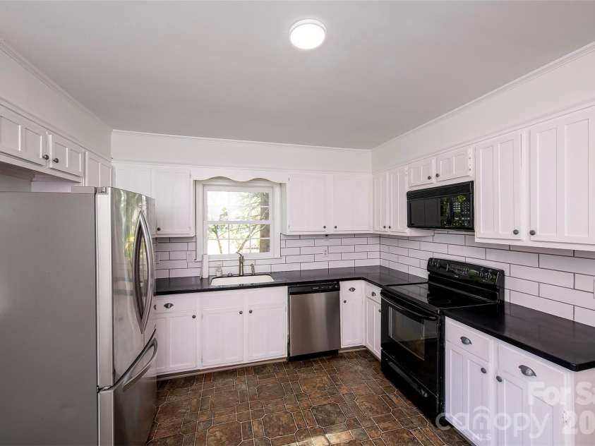 6629 Knightswood Drive, Charlotte, NC 28226.  MLS# CAR4366141, YatesRealty ID 15444. 