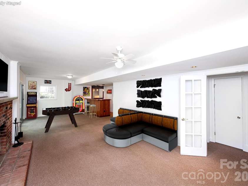 6629 Knightswood Drive, Charlotte, NC 28226.  MLS# CAR4366141, YatesRealty ID 15444. 