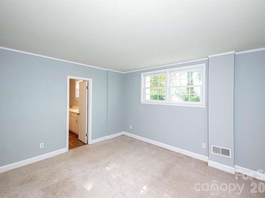 6629 Knightswood Drive, Charlotte, NC 28226.  MLS# CAR4366141, YatesRealty ID 15444. 
