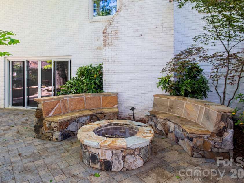 6629 Knightswood Drive, Charlotte, NC 28226.  MLS# CAR4366141, YatesRealty ID 15444. 