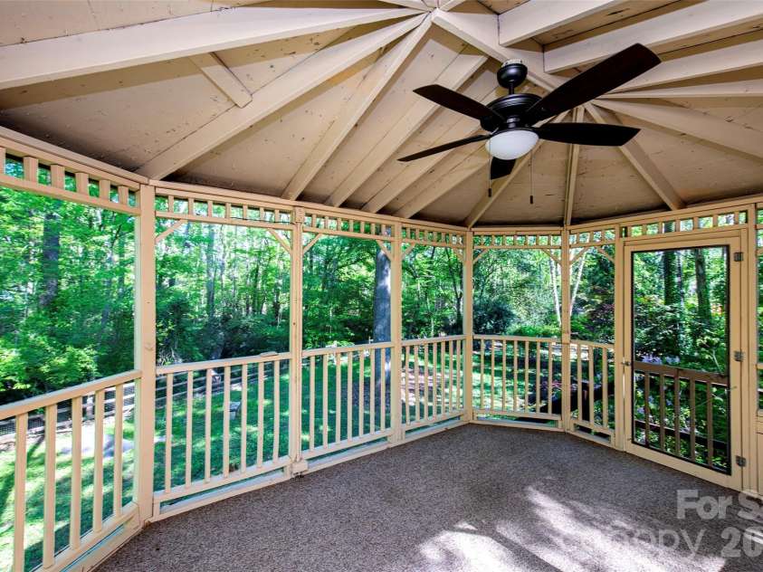 6629 Knightswood Drive, Charlotte, NC 28226.  MLS# CAR4366141, YatesRealty ID 15444. 