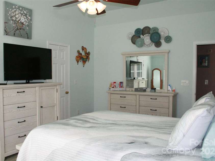 4711 Lenox Hill Place, Charlotte, NC 28269.  MLS# CAR4261268, YatesRealty ID 15448. 