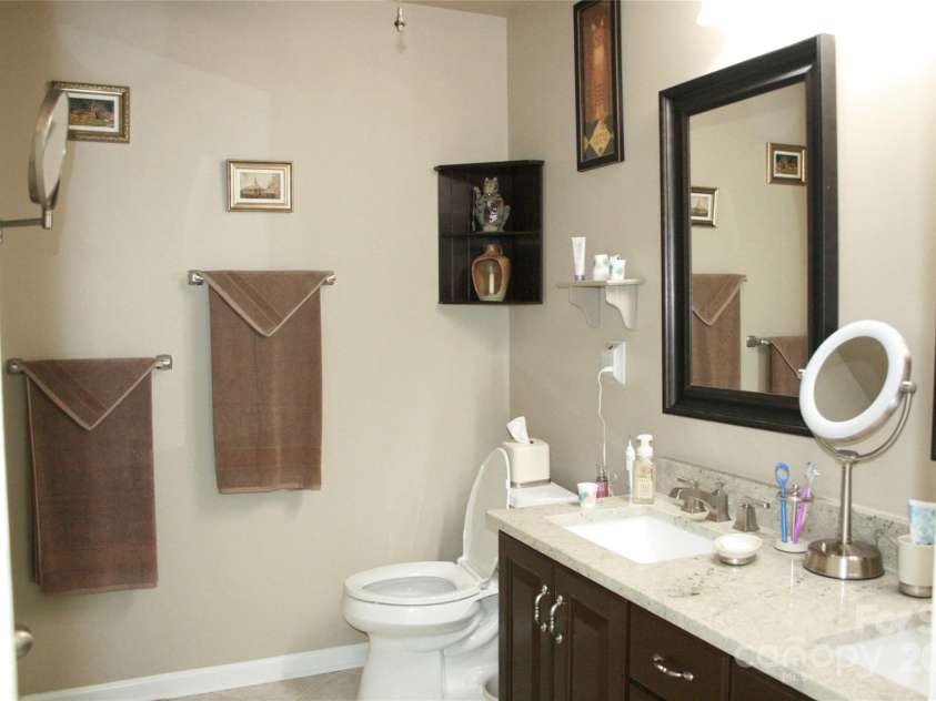 4711 Lenox Hill Place, Charlotte, NC 28269.  MLS# CAR4261268, YatesRealty ID 15448. 