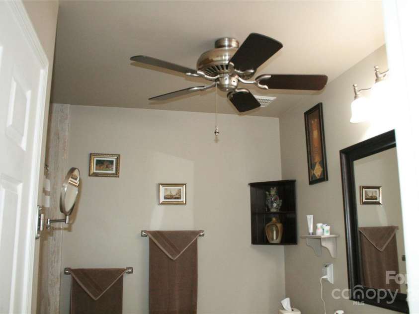 4711 Lenox Hill Place, Charlotte, NC 28269.  MLS# CAR4261268, YatesRealty ID 15448. 