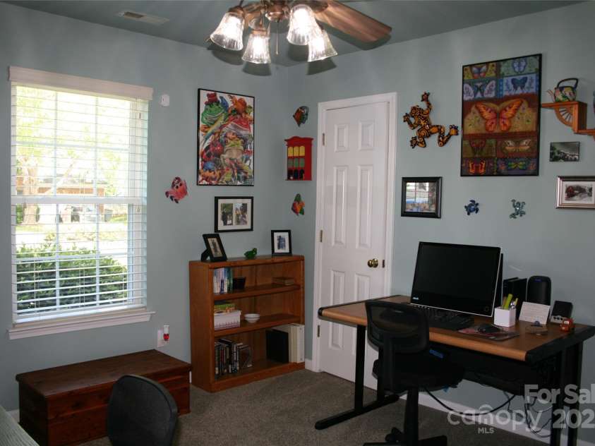 4711 Lenox Hill Place, Charlotte, NC 28269.  MLS# CAR4261268, YatesRealty ID 15448. 