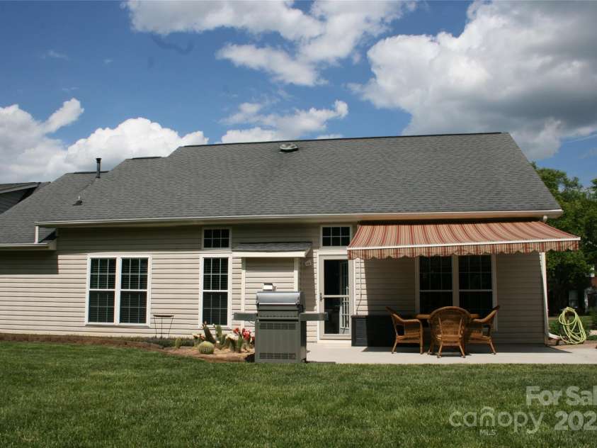4711 Lenox Hill Place, Charlotte, NC 28269.  MLS# CAR4261268, YatesRealty ID 15448. Awning