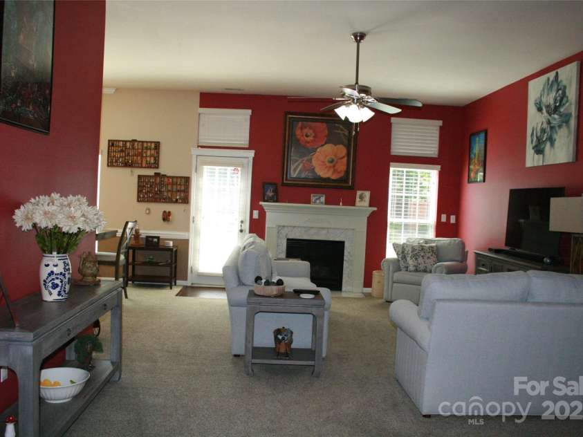 4711 Lenox Hill Place, Charlotte, NC 28269.  MLS# CAR4261268, YatesRealty ID 15448. Great Room