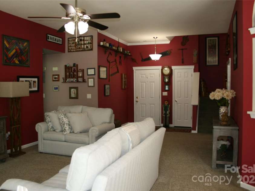 4711 Lenox Hill Place, Charlotte, NC 28269.  MLS# CAR4261268, YatesRealty ID 15448. Great Room