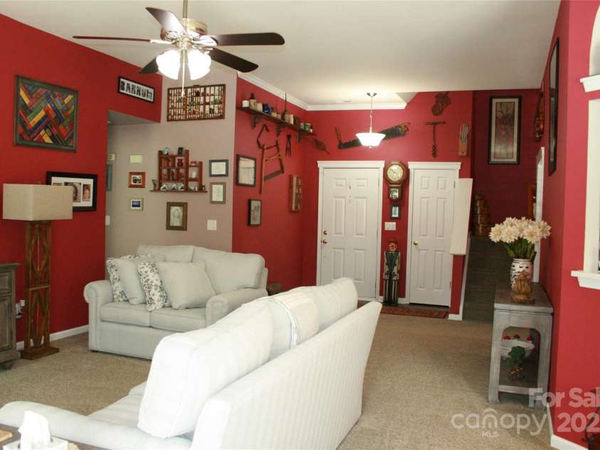 4711 Lenox Hill Place, Charlotte, NC 28269.  MLS# CAR4261268, YatesRealty ID 15448. Great Room