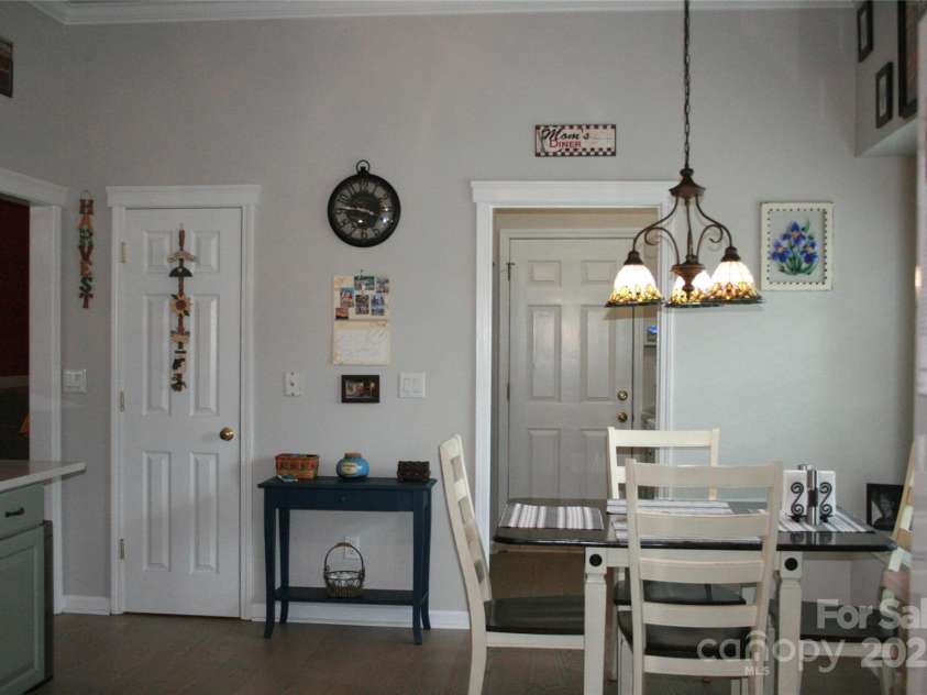 4711 Lenox Hill Place, Charlotte, NC 28269.  MLS# CAR4261268, YatesRealty ID 15448. Kitchen