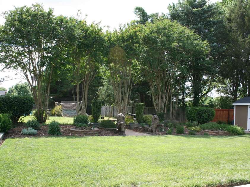 4711 Lenox Hill Place, Charlotte, NC 28269.  MLS# CAR4261268, YatesRealty ID 15448. Rear Yard
